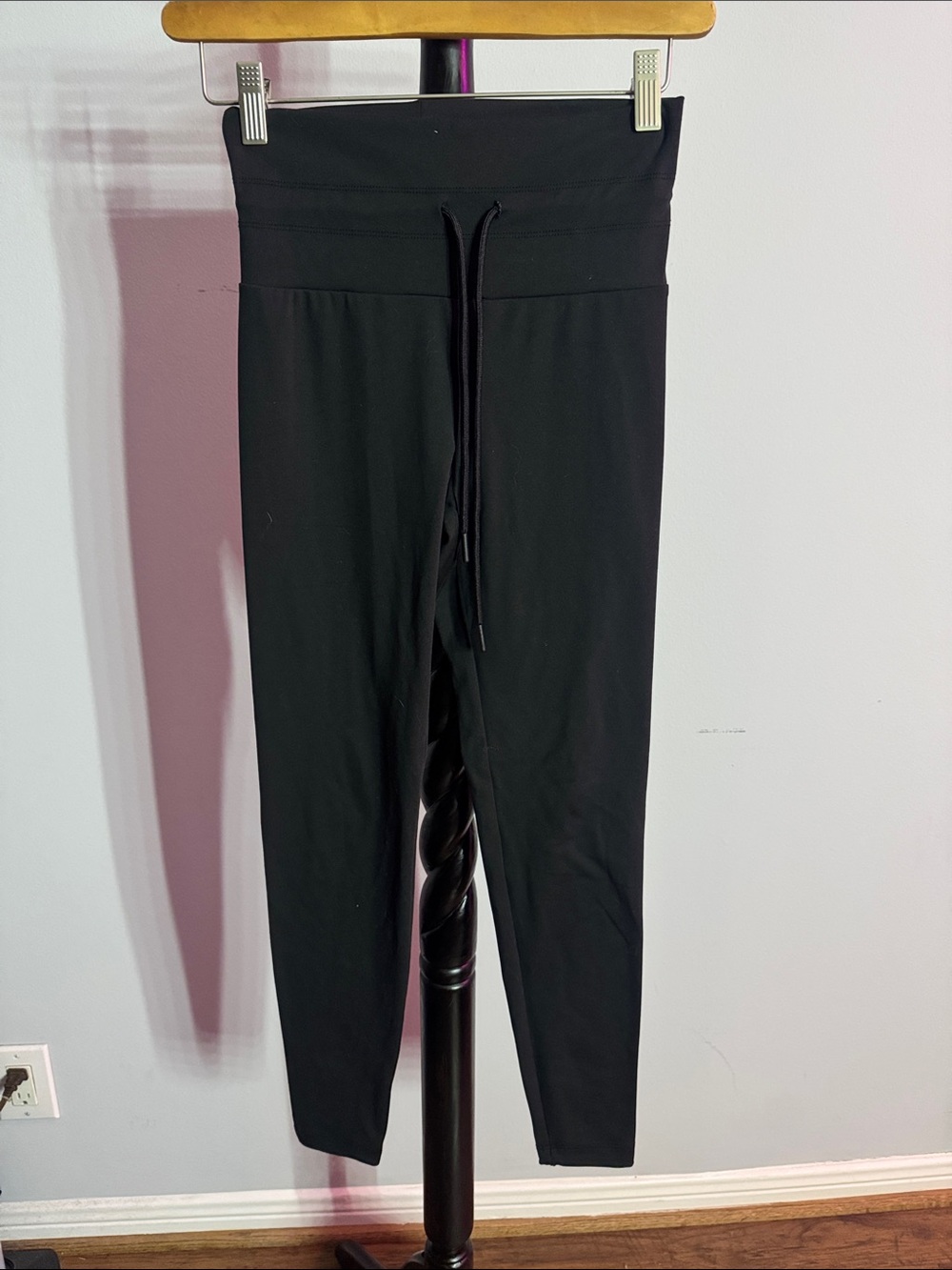 Compare to Vuori Feeling Black Drawstring Leggings 7.1T